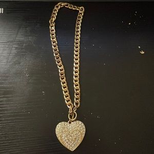 Women necklace in a good condition